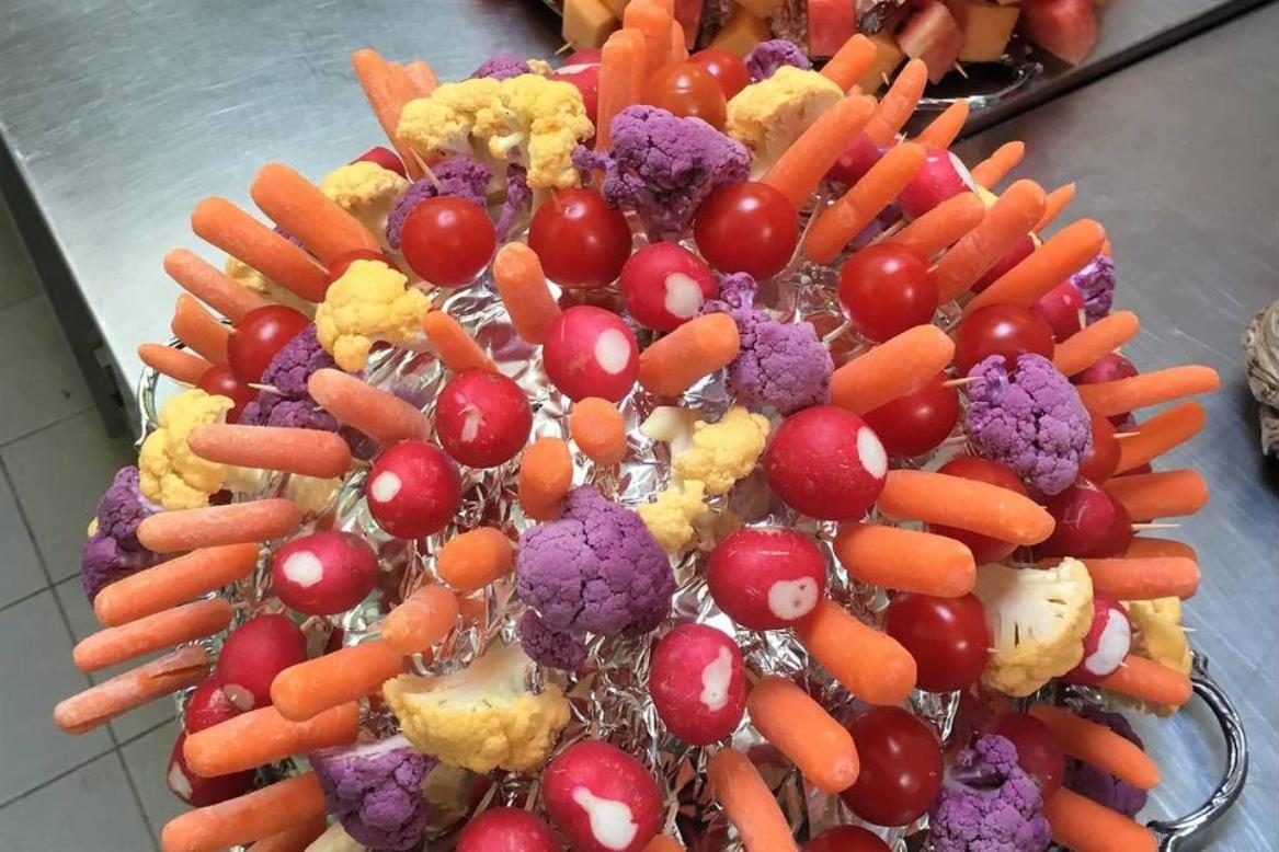 Brochettes de légumes croquants en buffet coloré