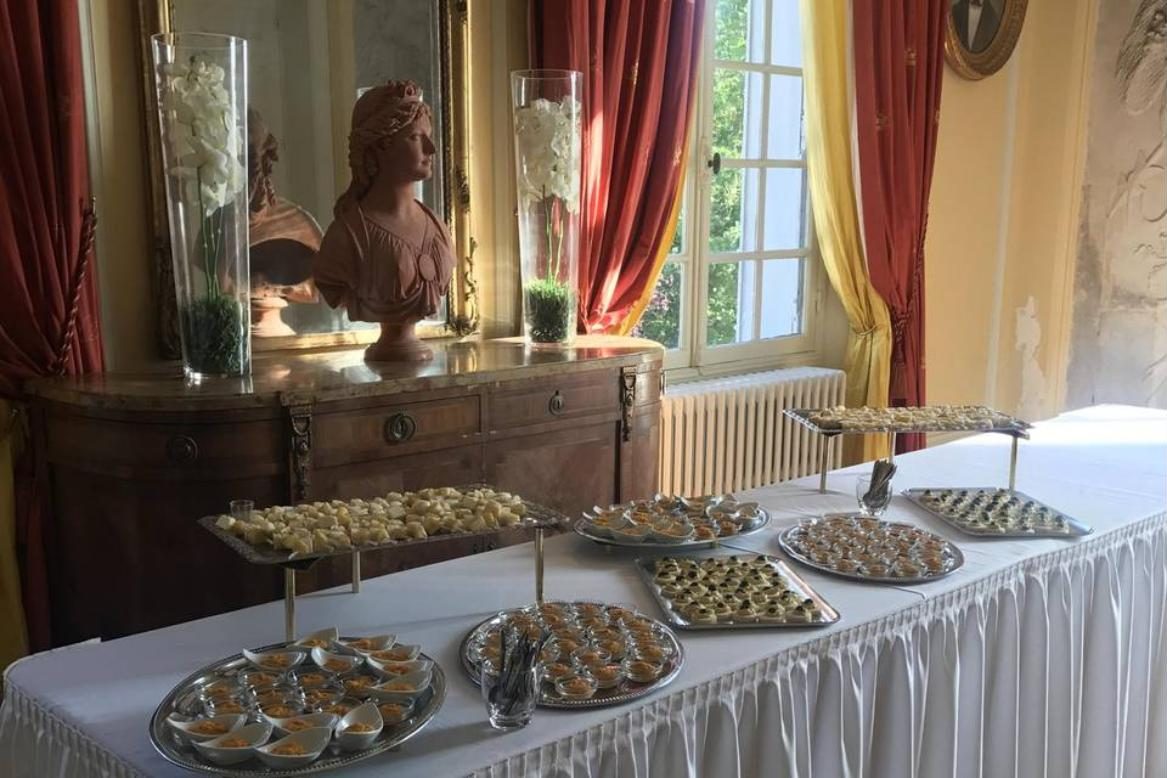 Buffet de pièces cocktail dressé dans un salon de château en Seine-et-Marne