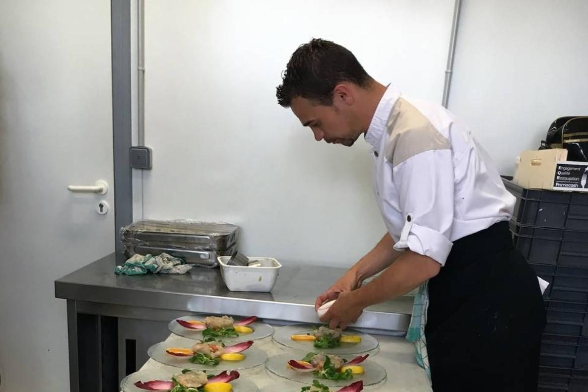 Chef Saveurs d'Autrefois dressant les entrées d'une réception
