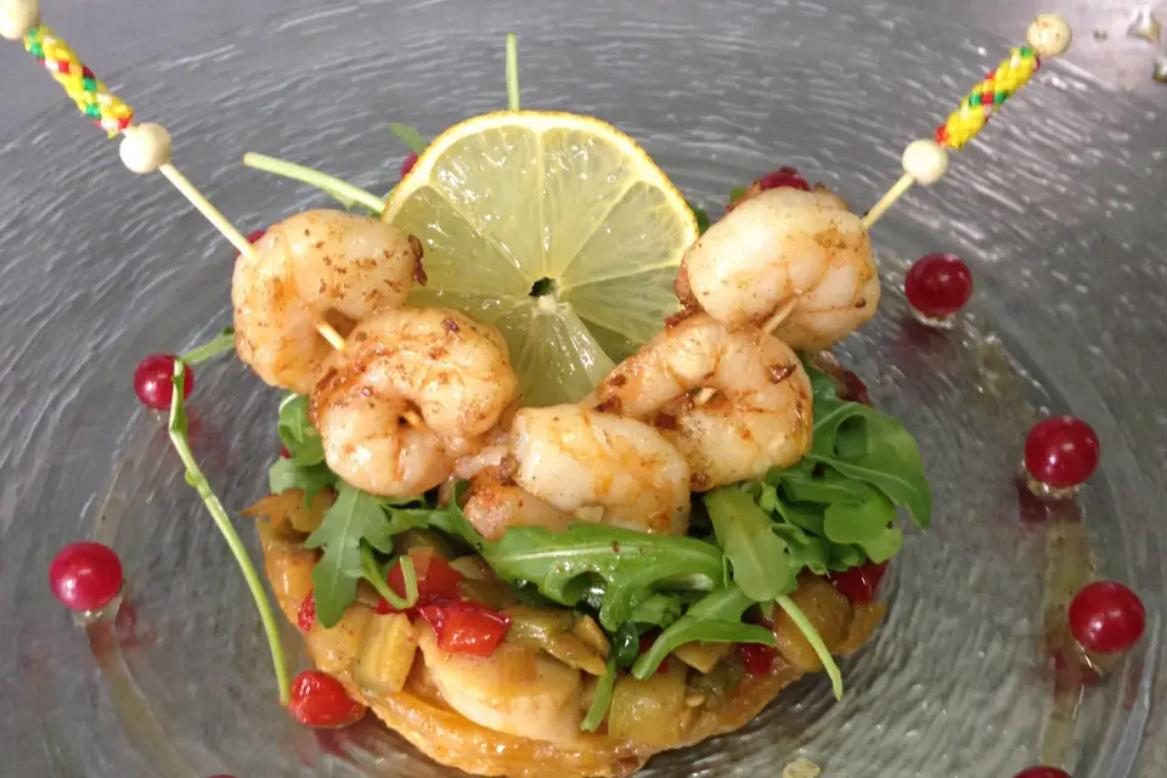 Entrée gastronomique aux crevettes marinées — traiteur mariage 77