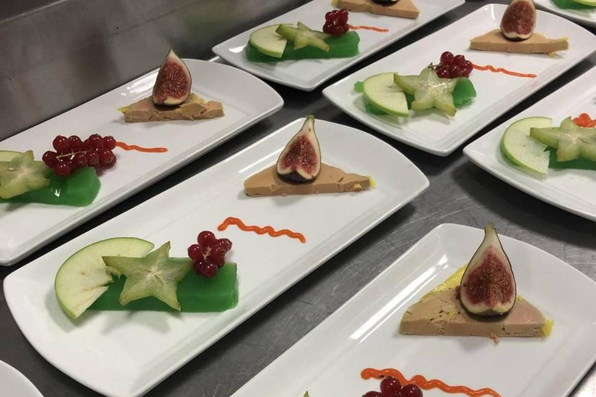 Assiettes de foie gras et figue dressées pour un repas de mariage