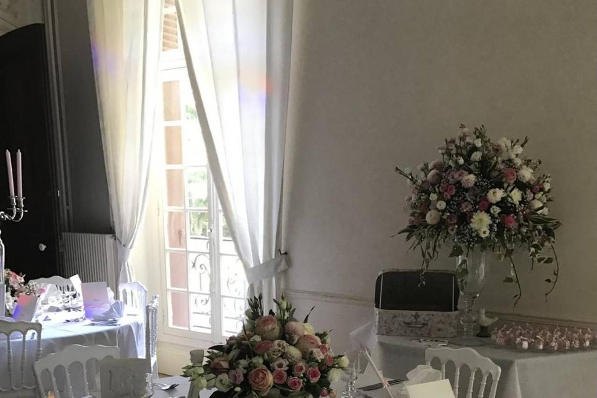 Salon de château fleuri préparé pour une réception de mariage